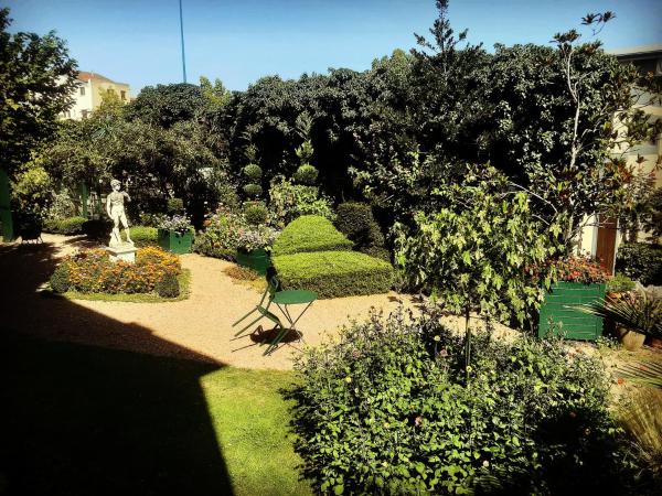 Propriété Charbaymond : photo 9 de la chambre chambre double - vue sur jardin