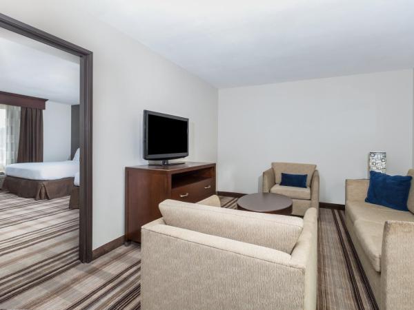 Holiday Inn Express San Diego - Sea World Area, an IHG Hotel : photo 1 de la chambre suite avec 2 lits queen-size