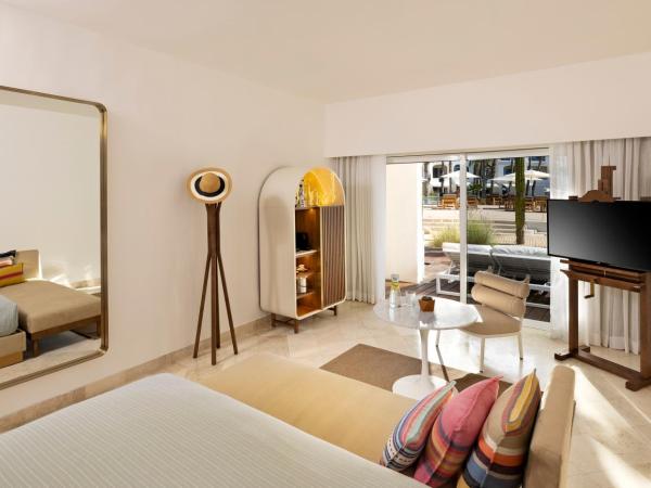 ME Cabo by Meliá : photo 4 de la chambre hébergement supérieur me+ avec bain à remous social