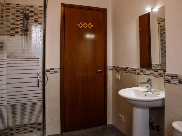 Etruria Airport : photo 6 de la chambre chambre double avec salle de bains privative