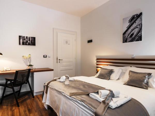 Prima Luxury Rooms : photo 2 de la chambre chambre lit queen-size avec balcon