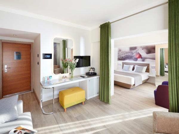 Lalila Blue Suites : photo 1 de la chambre chambre familiale
