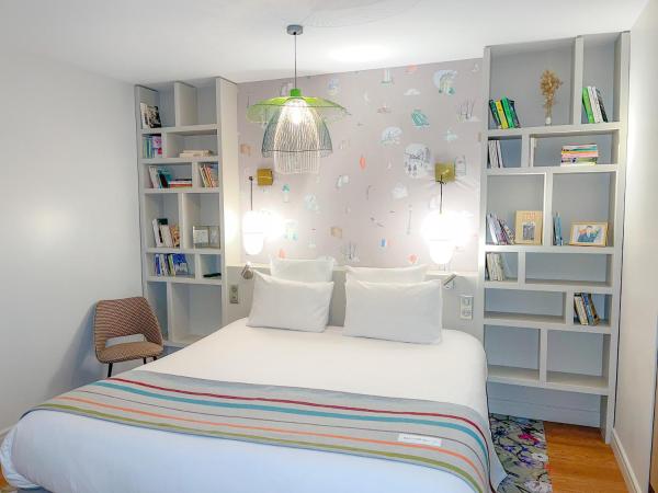 Hotel Litteraire Marcel Ayme, BW Premier Collection : photo 2 de la chambre appartement lit king-size avec cuisine