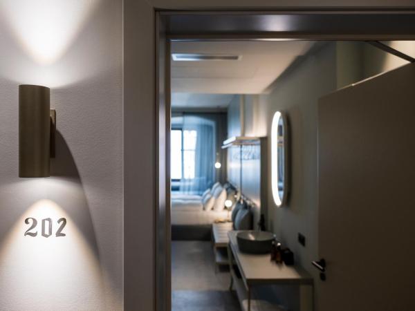 Altstadthotel Weisses Kreuz : photo 7 de la chambre chambre double moyenne - vue sur toit d'or