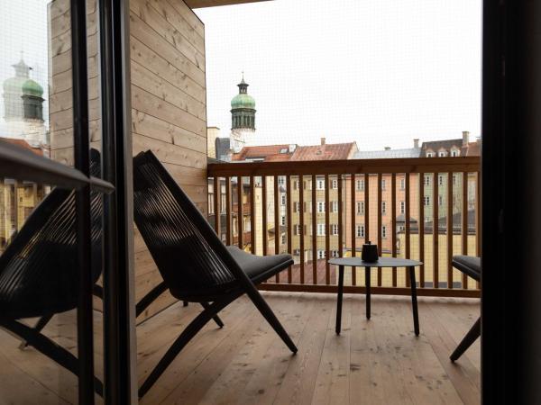 Altstadthotel Weisses Kreuz : photo 2 de la chambre chambre double avec balcon