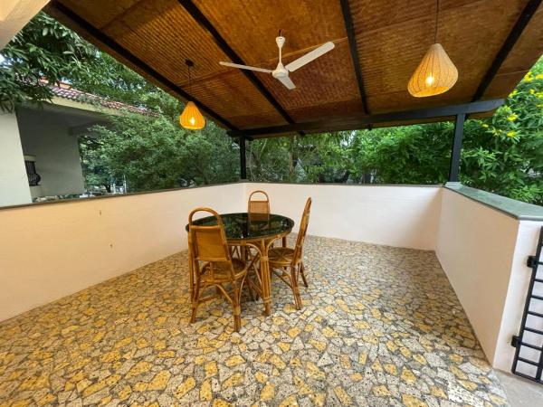 Hanu Reddy Residences - Nawab Habibullah Avenue : photo 4 de la chambre chambre lit queen-size avec balcon