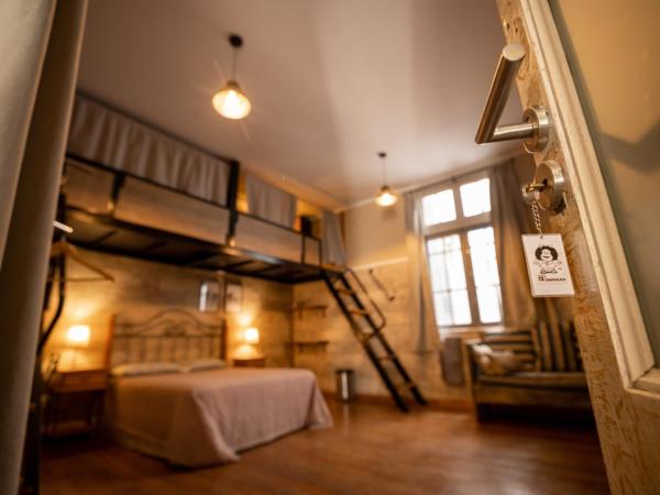 Che Juan Hostel BA : photo 5 de la chambre chambre quadruple avec salle de bains privative