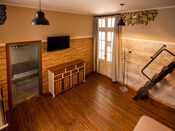 Che Juan Hostel BA : photo 8 de la chambre chambre quadruple avec salle de bains privative