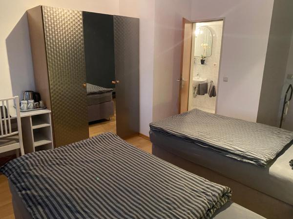 Pension Pagalies : photo 2 de la chambre chambre lits jumeaux avec salle de bains privative