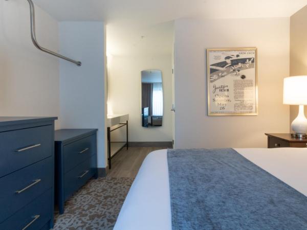 Oxford Suites Portland - Jantzen Beach : photo 4 de la chambre extended stay king suite sleeper sofa kitchenette