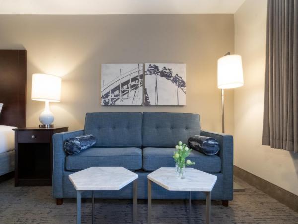 Oxford Suites Portland - Jantzen Beach : photo 7 de la chambre extended stay king suite sleeper sofa kitchenette