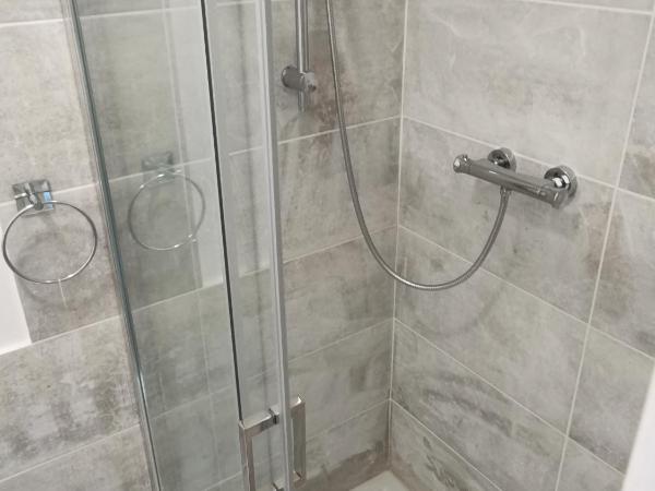 Liverpool city 5 bed house sleeps 12 : photo 7 de la chambre chambre triple basique