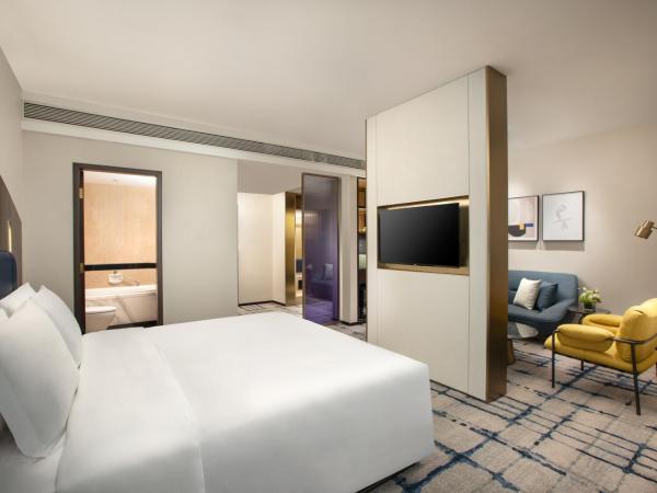 voco Wuhan Xinhua, an IHG Hotel : photo 3 de la chambre suite lit king-size - accès au salon