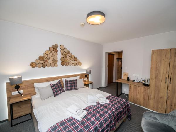 Nowa - Ski SPA Hotel : photo 2 de la chambre chambre double supérieure avec balcon et vue sur la montagne