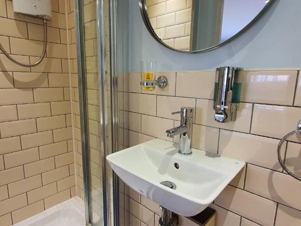 INNit Joy : photo 3 de la chambre chambre double avec salle de bains privative