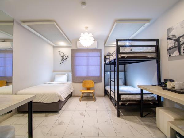 WE Terminal Hotel : photo 1 de la chambre chambre triple standard