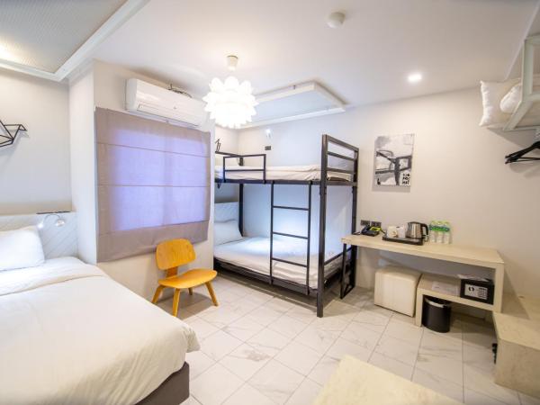 WE Terminal Hotel : photo 3 de la chambre chambre triple standard