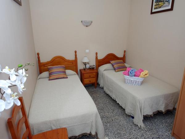 Pensión Aduar : photo 3 de la chambre chambre lits jumeaux avec salle de bains privative