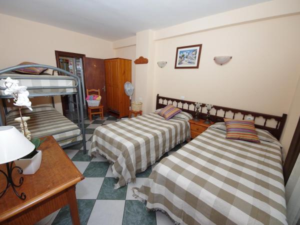 Pensión Aduar : photo 4 de la chambre chambre quadruple avec salle de bains