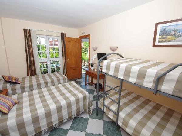 Pensión Aduar : photo 2 de la chambre chambre quadruple avec salle de bains