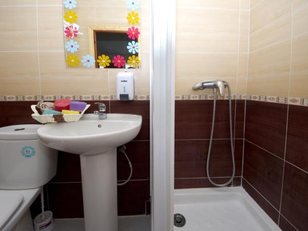 Pensión Aduar : photo 3 de la chambre chambre avec lit double et salle de bains privative