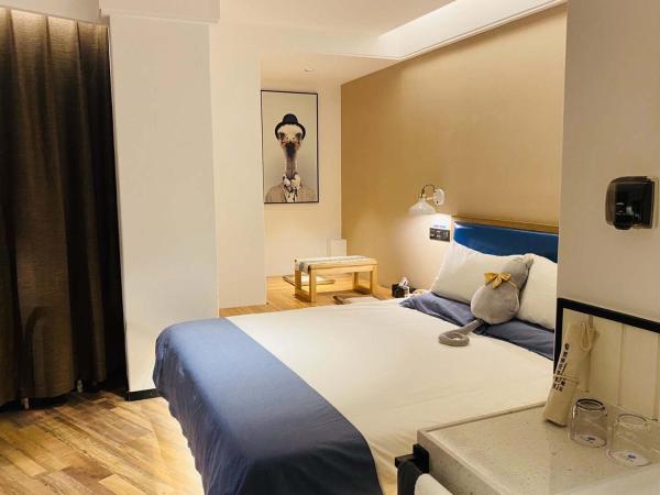 银座精宿(黄岛金沙滩香江路商业街店) : photo 1 de la chambre offre spéciale - chambre double