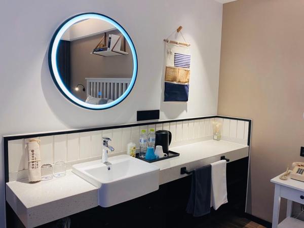 银座精宿(黄岛金沙滩香江路商业街店) : photo 3 de la chambre selected double room with audio 