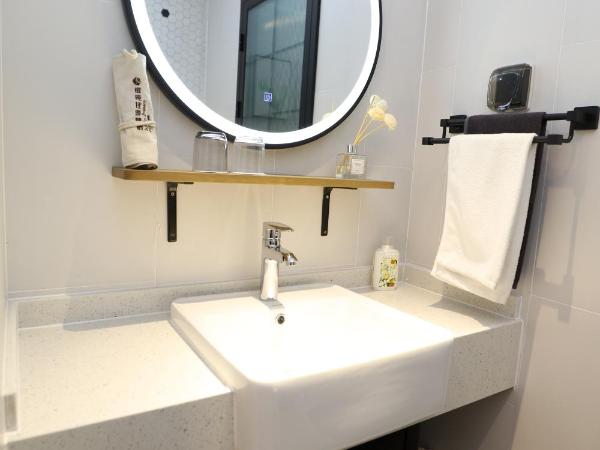 银座精宿(黄岛金沙滩香江路商业街店) : photo 2 de la chambre selected twin room with audio 