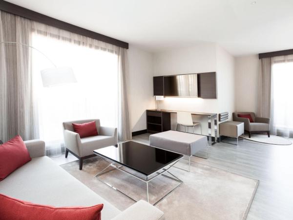 Novotel Madrid Center : photo 2 de la chambre suite supérieure lit king-size