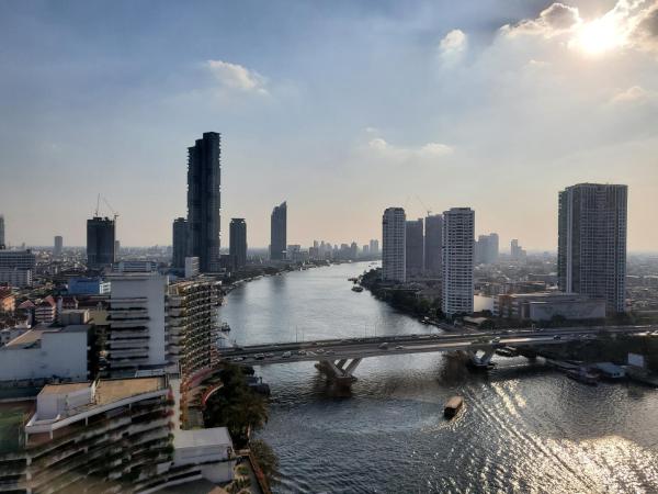 Shangri-La Bangkok : photo 2 de la chambre chambre lit king-size de luxe - vue sur rivière