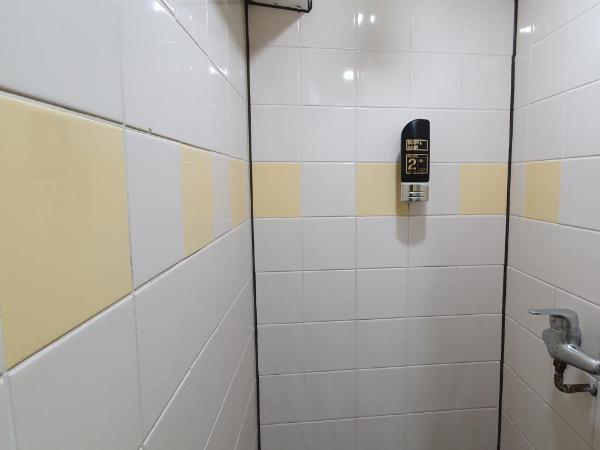 International Budget Hostel City Center : photo 10 de la chambre lit simple dans dortoir de 8 lits