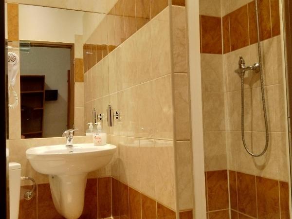 Beta Pension : photo 1 de la chambre chambre quadruple avec salle de bains