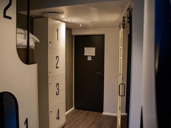 Next House Copenhagen : photo 1 de la chambre chambre privée avec 6 lits et salle de bains privative