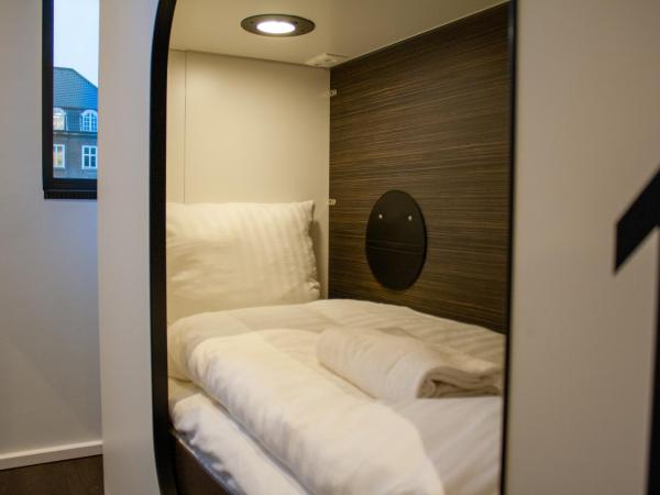 Next House Copenhagen : photo 6 de la chambre chambre privée avec 6 lits et salle de bains privative