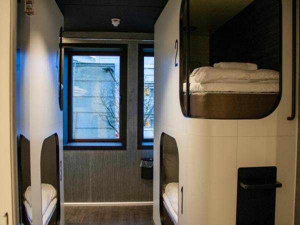 Next House Copenhagen : photo 4 de la chambre chambre privée avec 6 lits et salle de bains privative