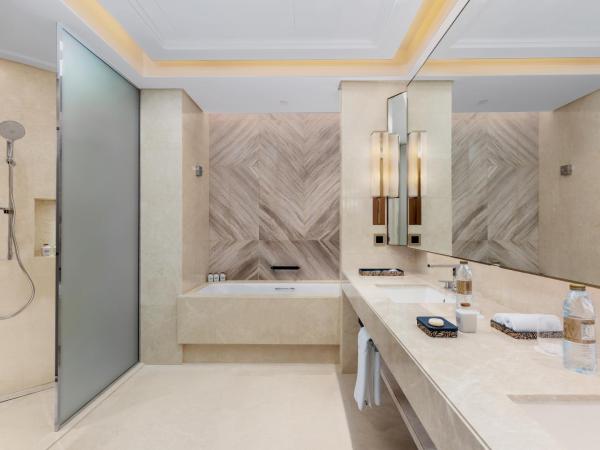 Taj Exotica Resort & Spa, The Palm, Dubai : photo 7 de la chambre chambre familiale lit king-size de luxe - vue sur mer