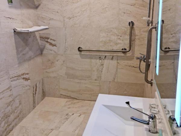 Ramada by Wyndham Dubai Barsha Heights : photo 6 de la chambre chambre lit king-size accessible aux personnes à mobilité réduite avec douche à l’italienne - non-fumeurs