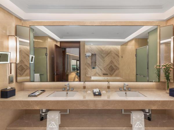 Taj Exotica Resort & Spa, The Palm, Dubai : photo 9 de la chambre suite de luxe avec accès au salon club, goûter et cocktails en soirée - vue sur mer