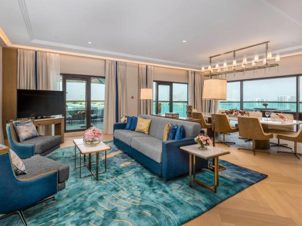 Taj Exotica Resort & Spa, The Palm, Dubai : photo 1 de la chambre suite exotica avec jacuzzi extérieur et accès au salon club, goûter et cocktails en soirée - vue sur mer