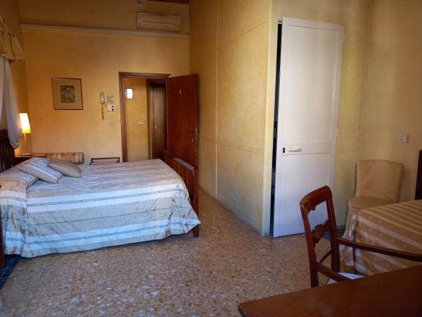 Hotel Tourist House : photo 4 de la chambre chambre triple