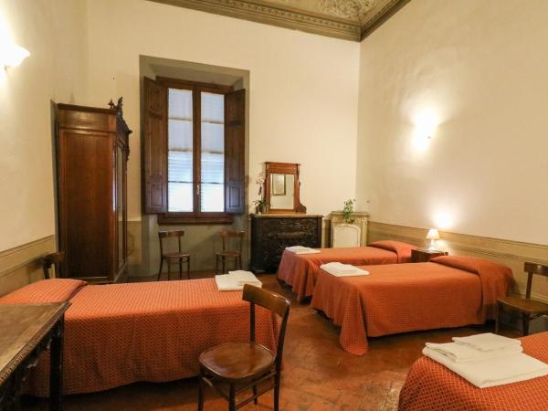 Casa Santo Nome di Gesu : photo 1 de la chambre chambre triple avec salle de bains privative séparée