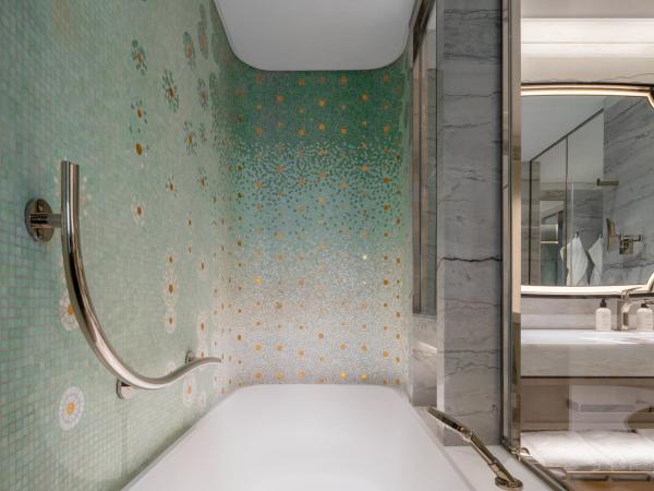 Island Shangri-La, Hong Kong : photo 2 de la chambre chambre lit king-size island shangri-la horizon - vue sur port (récemment rénovée)