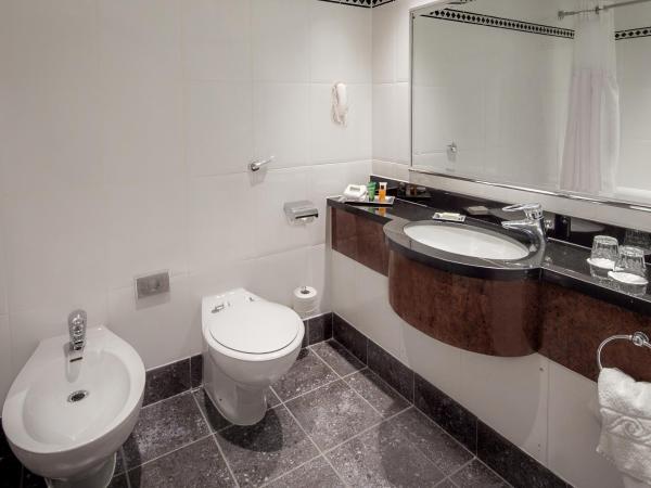 Glasgow Grosvenor Hotel : photo 1 de la chambre chambre familiale avec 2 lits doubles.