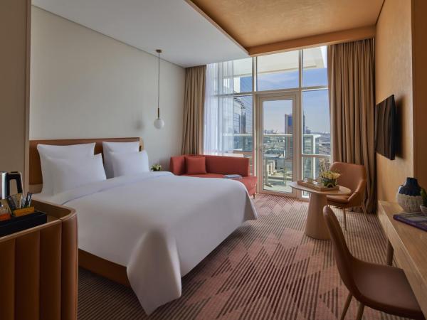 Novotel Jumeirah Village Triangle : photo 1 de la chambre chambre lit king-size supérieure - vue sur ville