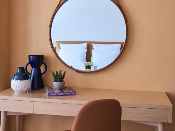 Novotel Jumeirah Village Triangle : photo 5 de la chambre chambre lit king-size supérieure - vue sur ville