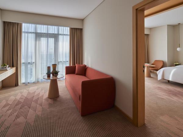 Novotel Jumeirah Village Triangle : photo 1 de la chambre suite de luxe avec vue sur la ville