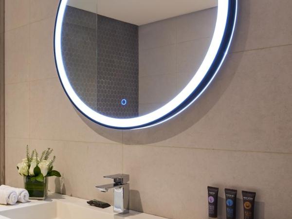 Novotel Jumeirah Village Triangle : photo 6 de la chambre chambre lit king-size supérieure - vue sur ville