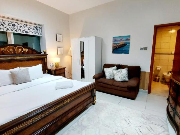 Private rooms in 3 bedroom apartment SKYNEST Homes marina pinnacle : photo 7 de la chambre chambre double avec salle de bains privative