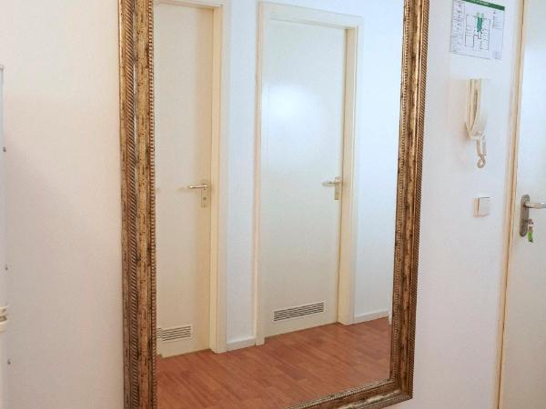 BNB Potsdamer Platz - Rooms & Apartments : photo 8 de la chambre chambre double ou lits jumeaux avec salle de bains commune