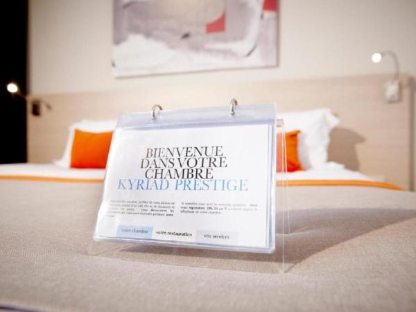 Kyriad Prestige Vannes Centre-Palais des Arts : photo 8 de la chambre hébergement avec 1 lit double et 1 canapé-lit